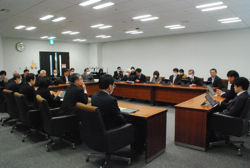 会議テーブルの席に関係者が座っており、議会運営委員会が行われている写真