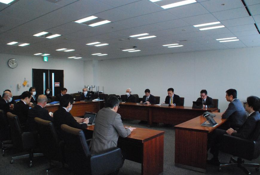 ロの字型の会議テーブルの席に関係者らが座っており、議員定数に関する調査特別委員会が行われている写真