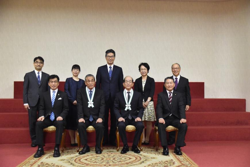 表彰された丹野学様、菅野善昌様が中央に座り、市長及び関係者の方々が2列に並び写っている教育功労者表彰の記念写真