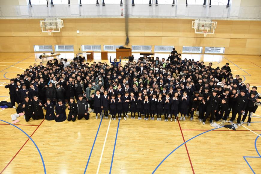 体育館に集まった全生徒の集合写真を上から撮影した写真