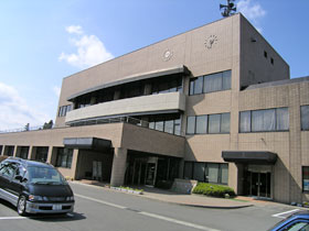 薄茶色の外壁で一部三階建ての飯野支所の外観写真