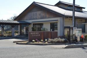 建物前には掲示版が設置され、支所まで屋根付きの通路がある立子山支所の建物外観の写真