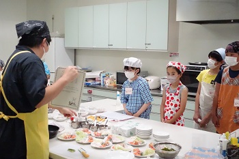 調理員が子どもたちに説明する様子