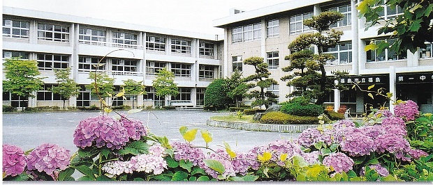 アジサイの花越しに写した3階建ての校舎の福島第一中学校の写真