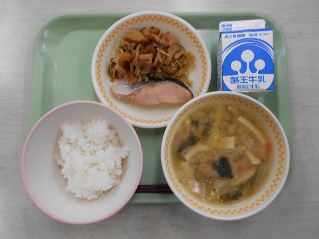 若草色のトレーの上に、ごはん、みそ汁、さけの塩焼きと切干大根炒め煮が盛り付けられた皿、パックの牛乳が乗っている写真
