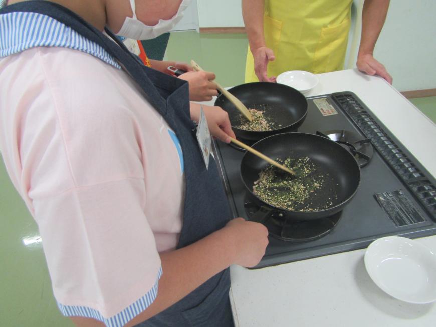 フライパンで食材を混ぜる様子をアップで撮影した写真