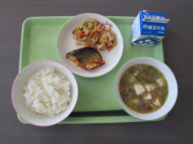 若草色のトレーの上に、ごはん、みそ汁、さばの塩焼きと凍み豆腐入り切干大根の煮物が盛り付けられた皿、パックの牛乳が乗っている写真