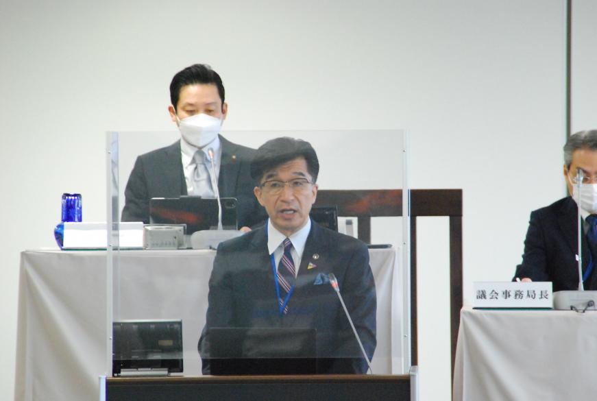 市長が演台に立ち、話をしている写真