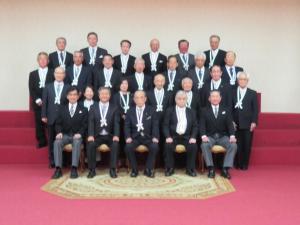 メダルを掛けた20名ほどの方がひな壇形式で4列に並んで撮影した集合写真