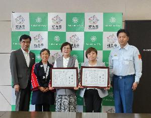 0722退任する女性防火クラブ会長へ市長感謝状を贈呈