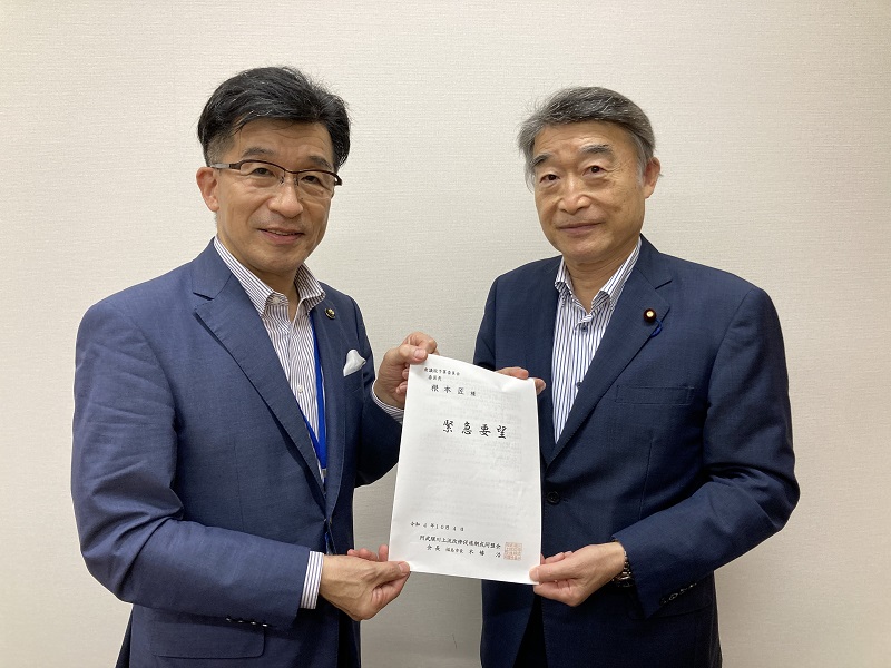 市長と男性で緊急要望の書類を持っている写真