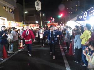 夜の道路で連山車の出発式を行っている市長と関係者の人たちの写真