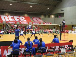体育館で開催されているVリーグのデンソーエアリービーズの試合を写した写真