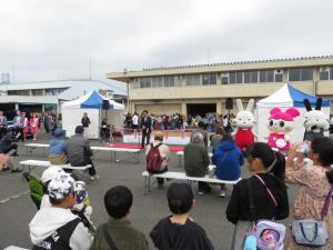 市場開放イベント「わくわく市場まつり」で挨拶をしている市長の写真