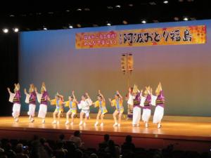 阿波踊り福島の舞台の上で踊りを踊っている参加者を写した写真