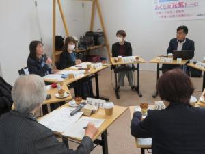参加者ひとりずつ机が準備され丸い形に並べられている元気トークでの写真