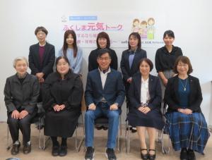 1列目の5名は椅子に座り2列目の5名が立ちながら記念撮影をしている元気トークでの写真