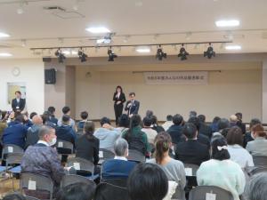 沢山の人たちの前で挨拶をしている市長の写真