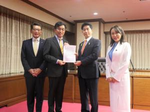牧原法務大臣、森まさこ元法務大臣と一緒に並んで記念撮影をしている市長の写真