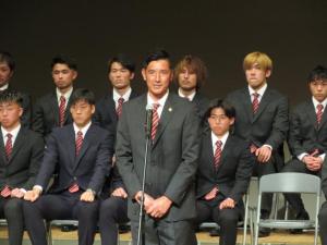 2列に並んで座った選手たちの前に立つ寺田監督が挨拶を行っている様子の写真