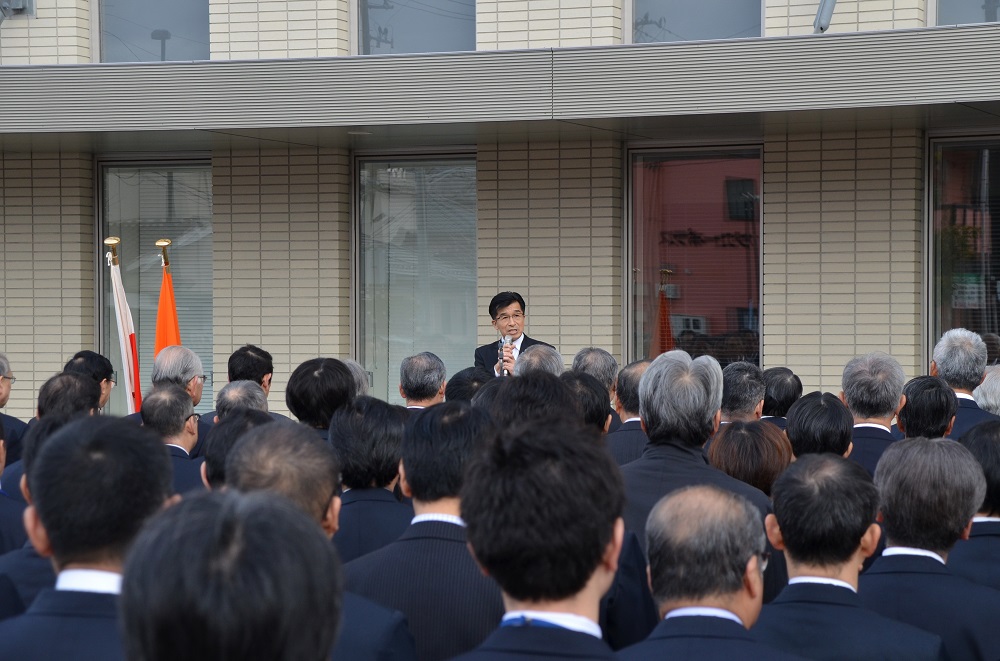 市長が多くの人が整列している前で話をしている写真