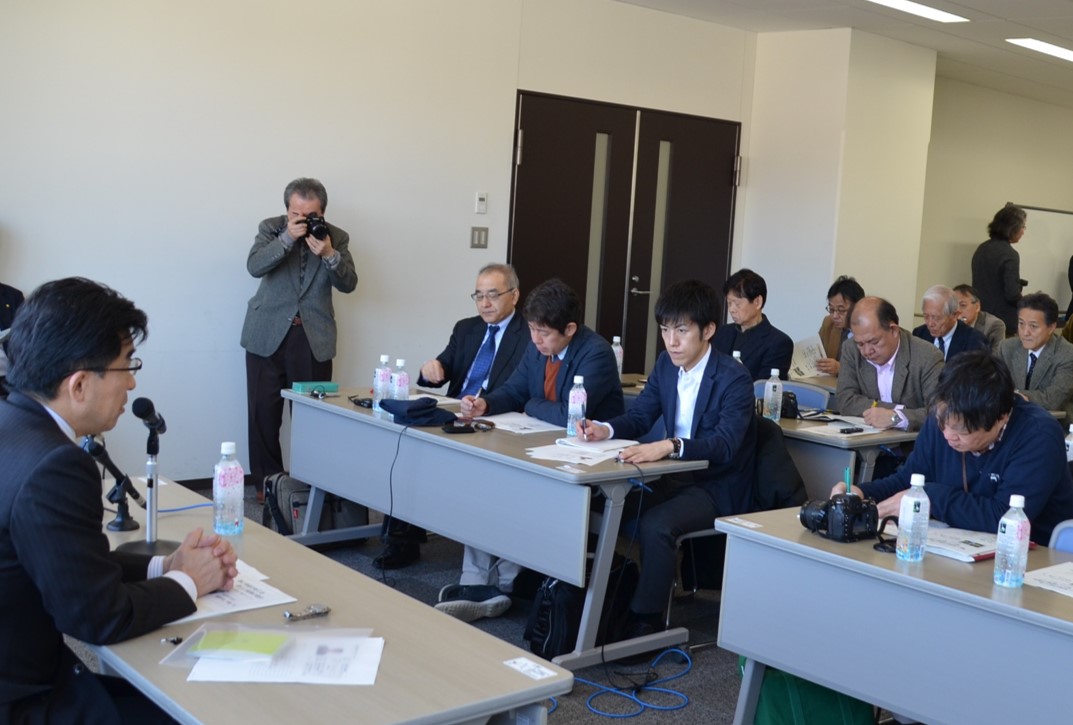 会議室で、日本記者クラブ福島取材団の関係者の前で話をする市長の写真