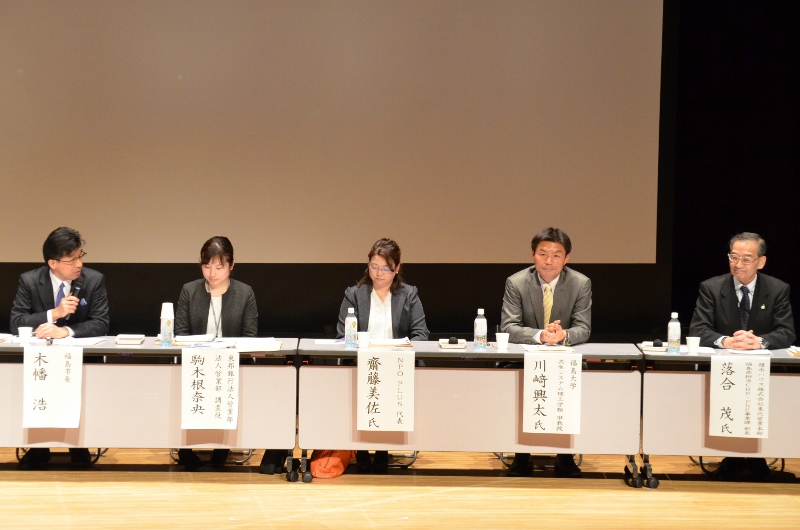 ステージ上の来賓席に座り、話をする市長と関係者の写真