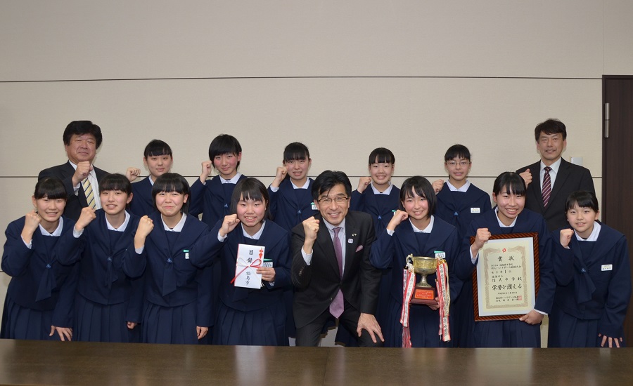 市長と女子中学生達と関係者が2列に並びガッツポーズを取っている写真