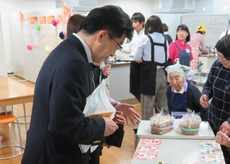 市長が活動の話を聞いている写真