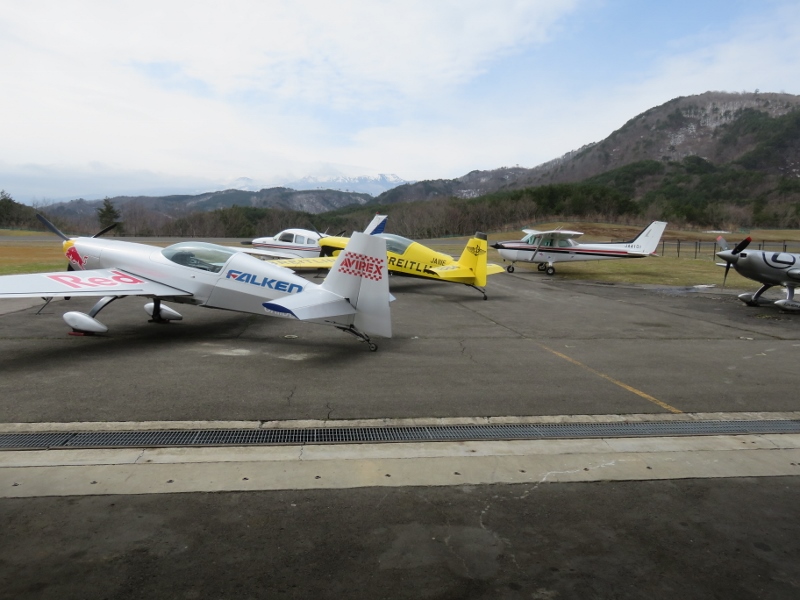 白や黄色などの航空機が展示されている写真