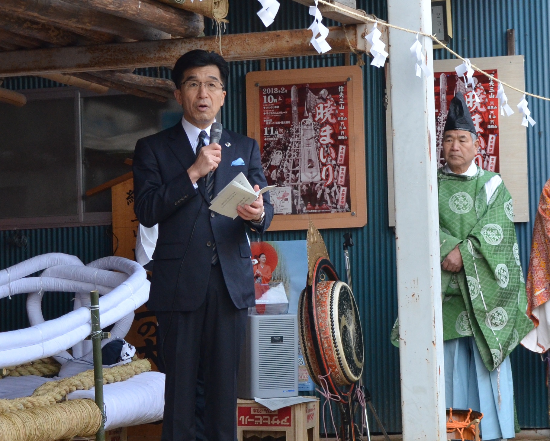 市長がマイクを手に持ち、挨拶をしている写真