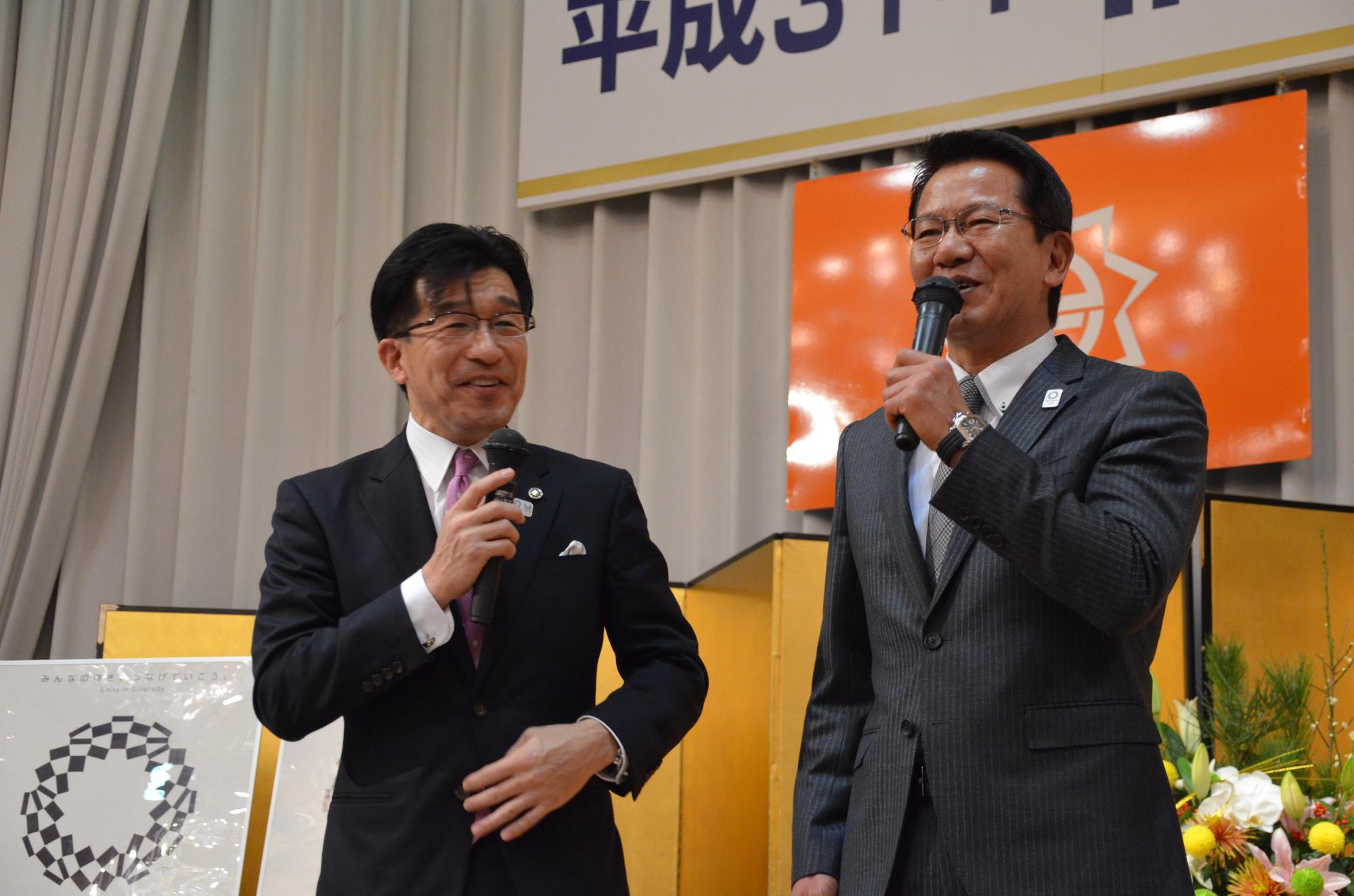 金屏風の前で、マイクを手に持ちにこやかに話をしている市長と元プロ野球選手の大野豊さんの写真