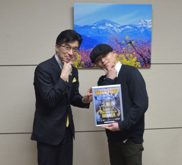 『UK B-BOY CHAMPIONSHIPS JAPAN FINALS 2020』で優勝した木村竜也さんと市長があごに手を添えて記念撮影をしている写真