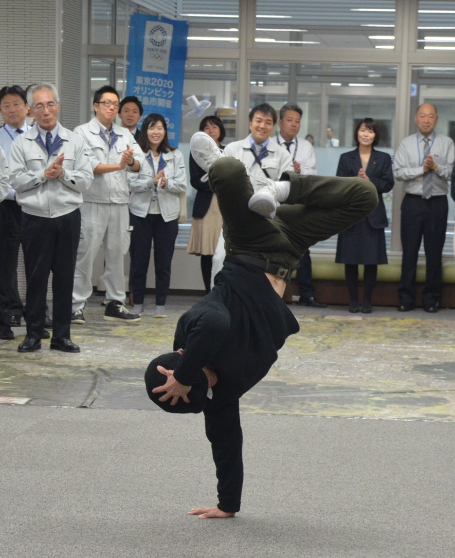 『UK B-BOY CHAMPIONSHIPS JAPAN FINALS 2020』で優勝した木村竜也さんが片手で逆立ちをして足をまげてポーズをとっている写真