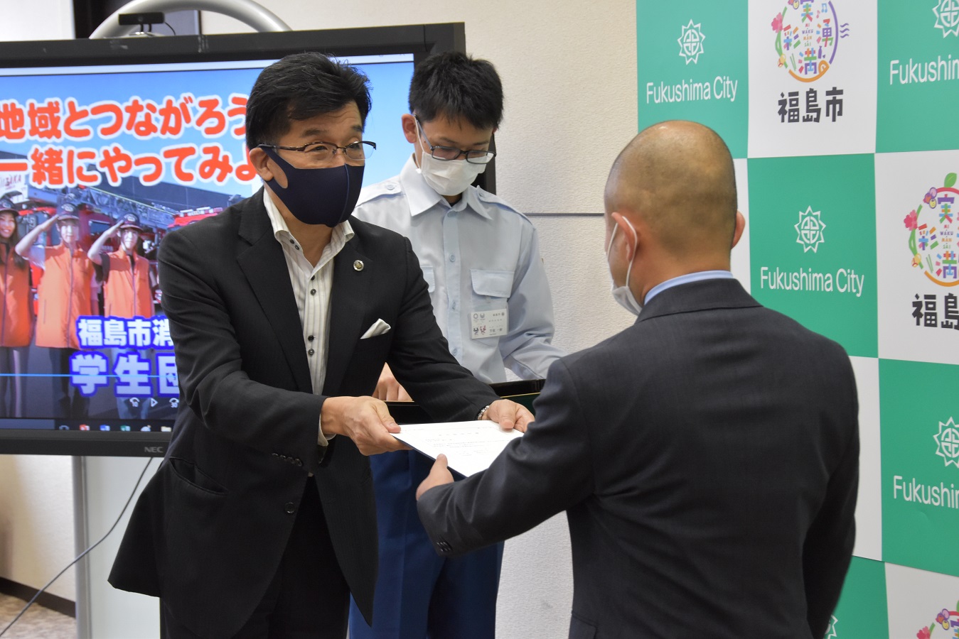 市長が関係者へ書面を手渡している写真