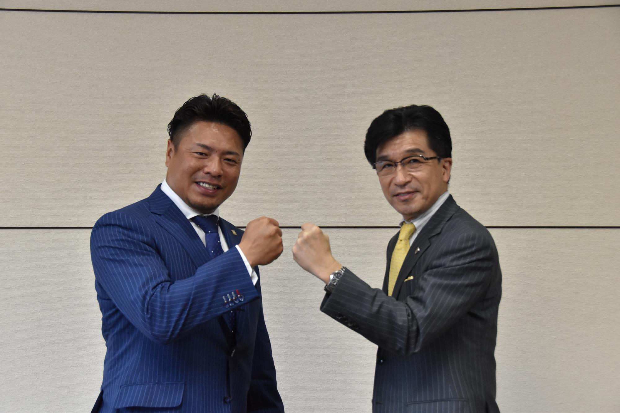 市長とプロ野球団「福島レッドホープス」の岩村明憲監督が握りこぶしでポーズを取っている写真