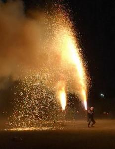 2つの手筒花火から大きな火柱が上がっている写真