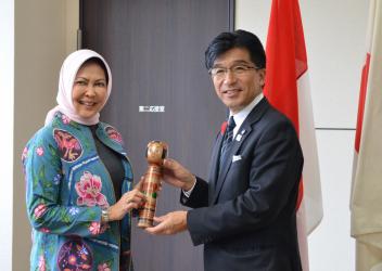 市長がインドネシア共和国東ジャワ州バトゥ市長へこけしを手渡している写真