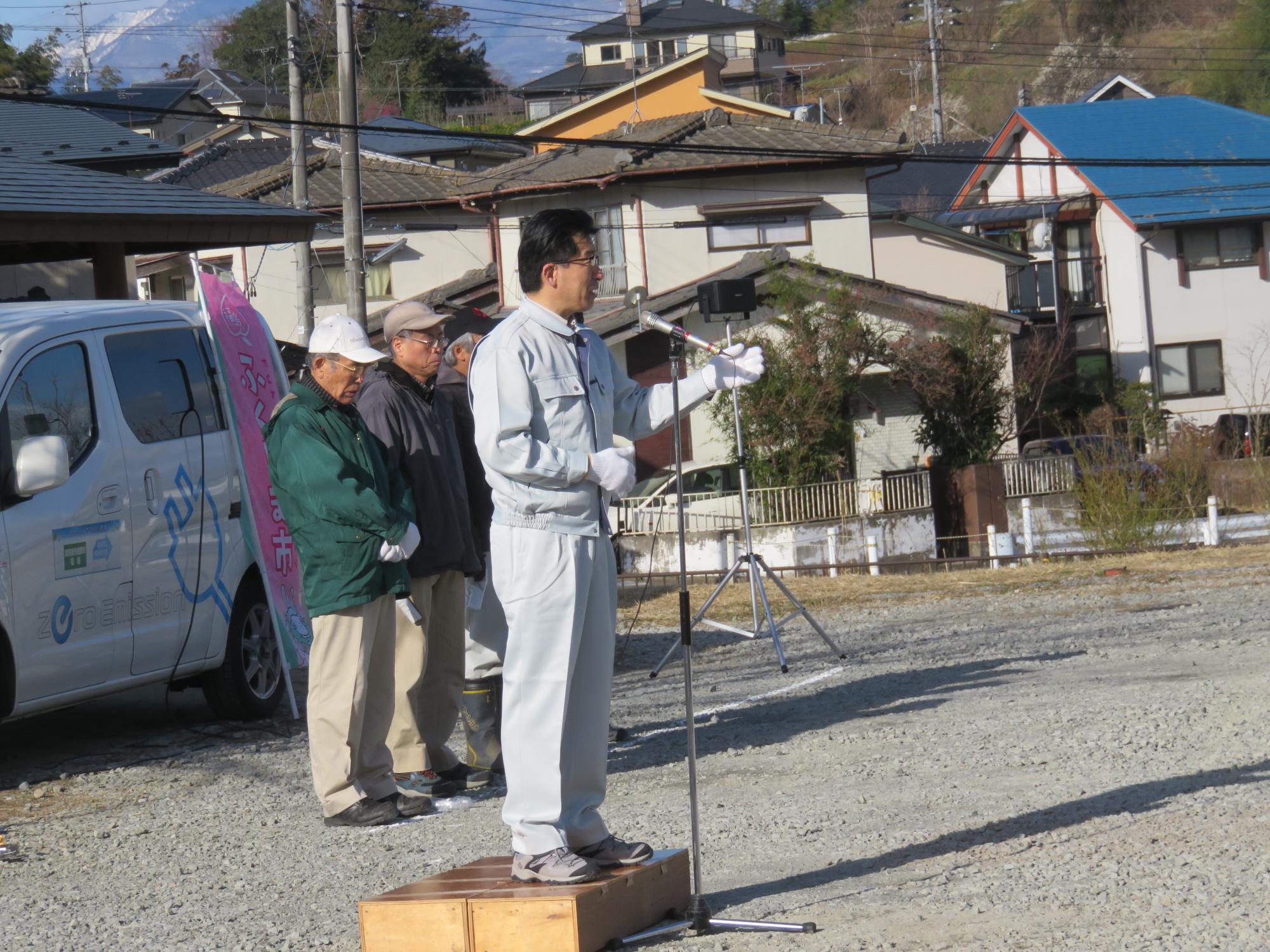 市長がマイクスタンドの前に立ち、話をしている写真