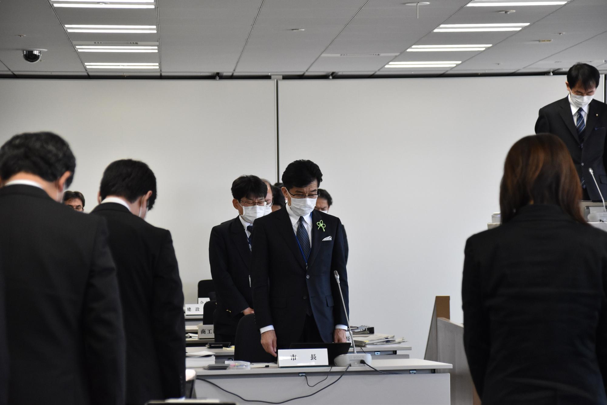 市長や他の議員さん方が自席で立ち、黙とうをしている写真