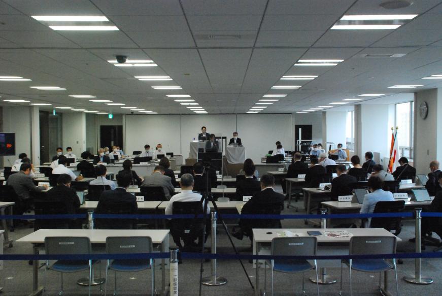 市議会が行われている全体の様子を傍聴席から撮影した写真