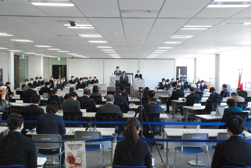 議員が座っている前で、市長が演台で話をしているところを議員席側後方から撮影した写真