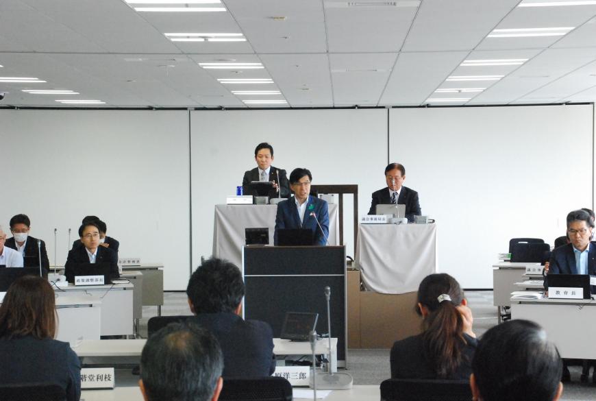 市長が演台に立ち出席している議員の前で話をしている写真