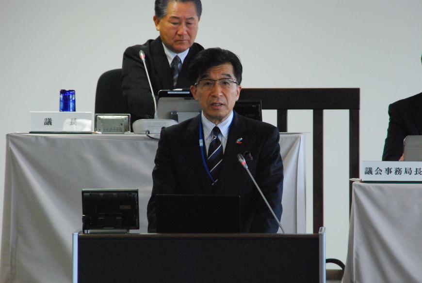 市長が演台で話をしている写真