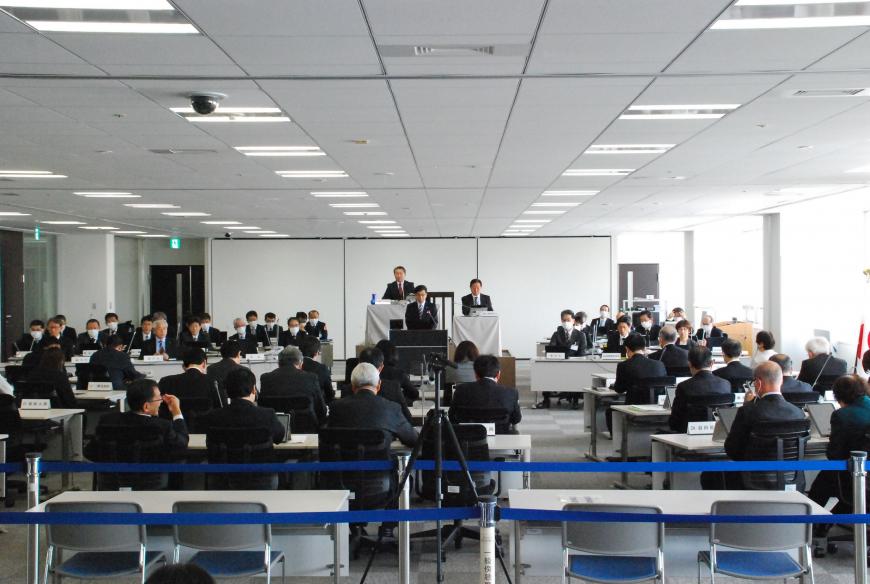 議員が参加している会議で市長が演台で話をしているところを議員席後方から撮影した写真
