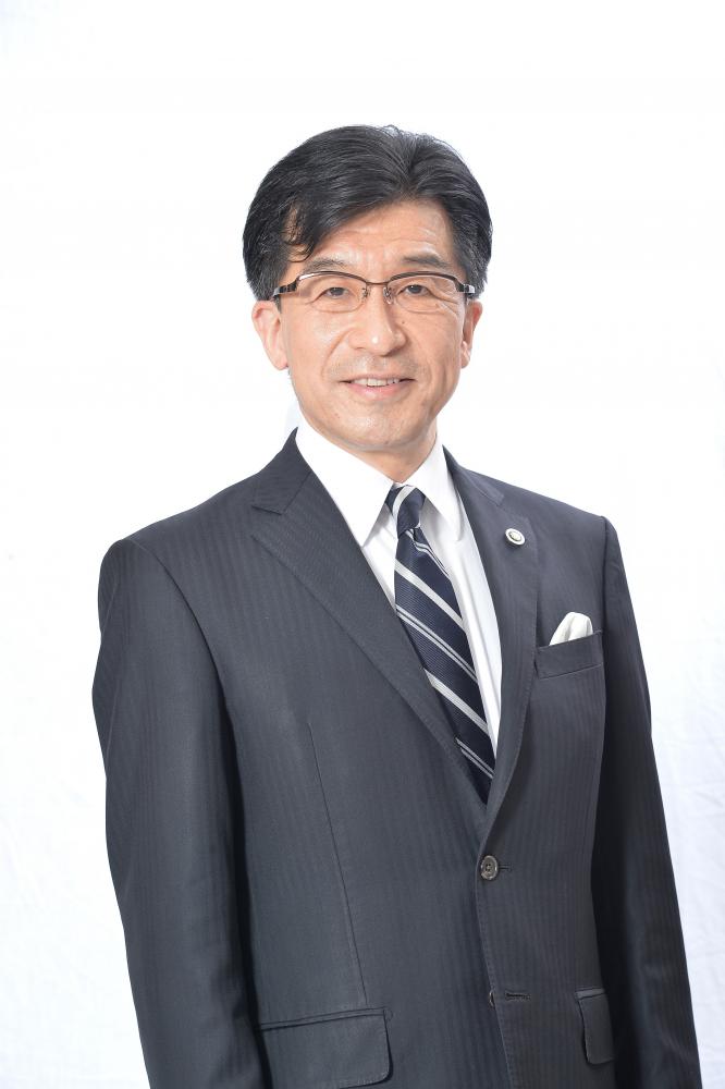 ラインが入ったネクタイを締めたスーツ姿の木幡浩市長の写真