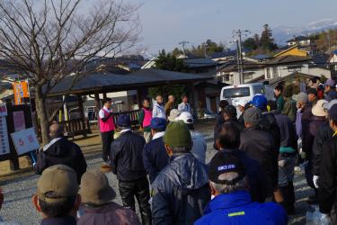 大勢の参加者が見ているなか、ピンク色のビブスの様な物を着た市長が挨拶を行っている様子の写真