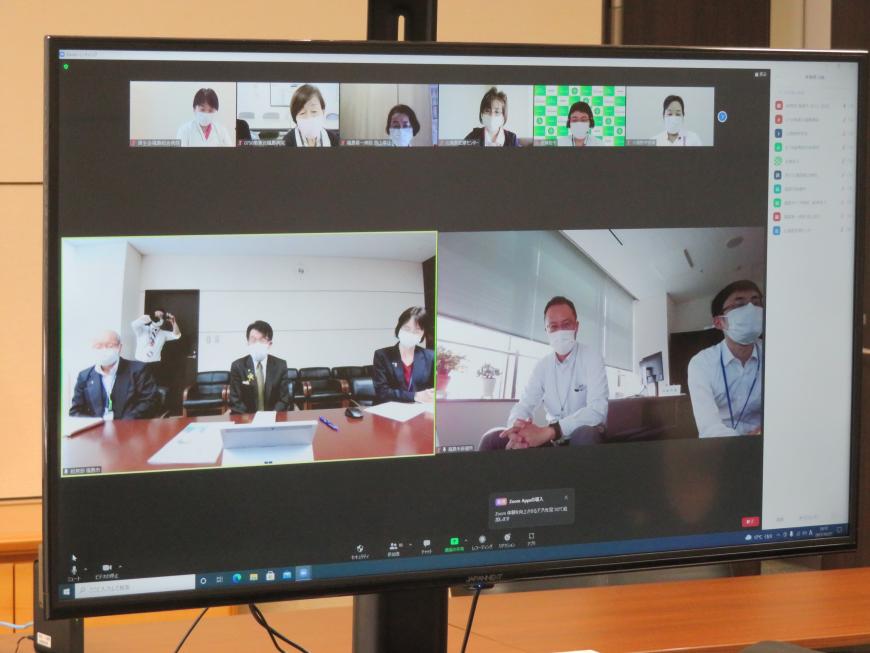 リモート会議でモニター画面上部に6人の女性、画面下部に市長と男女各1人と男性2人に分割されて映し出さている写真