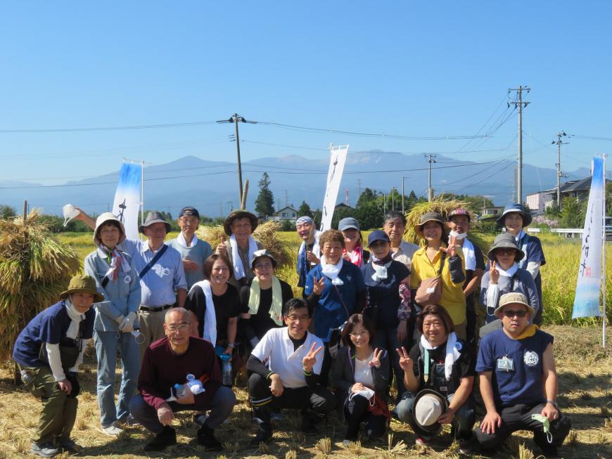 稲刈りをした田んぼで市長を中心に参加者の集合写真