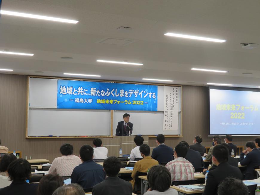 「地域と共に新たなふくしまをデザインする」と書かれた横断幕が貼られた教室で、多くの参加者が座っている前で市長が話をしている写真